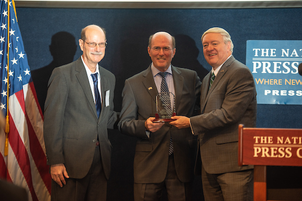 Ken Klein (center) received the award from Mark Weinberg (left) and President M. Duane Nellis (right)
