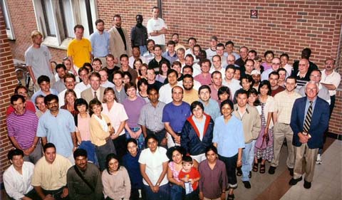 Class photo of physics students from 2004