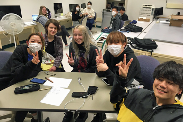 Chubu and OHIO students take advantage of a Thursday night study session.