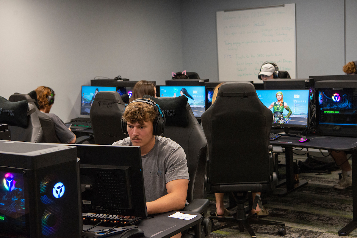 Students use the computers in the new OHIO Esports Arena