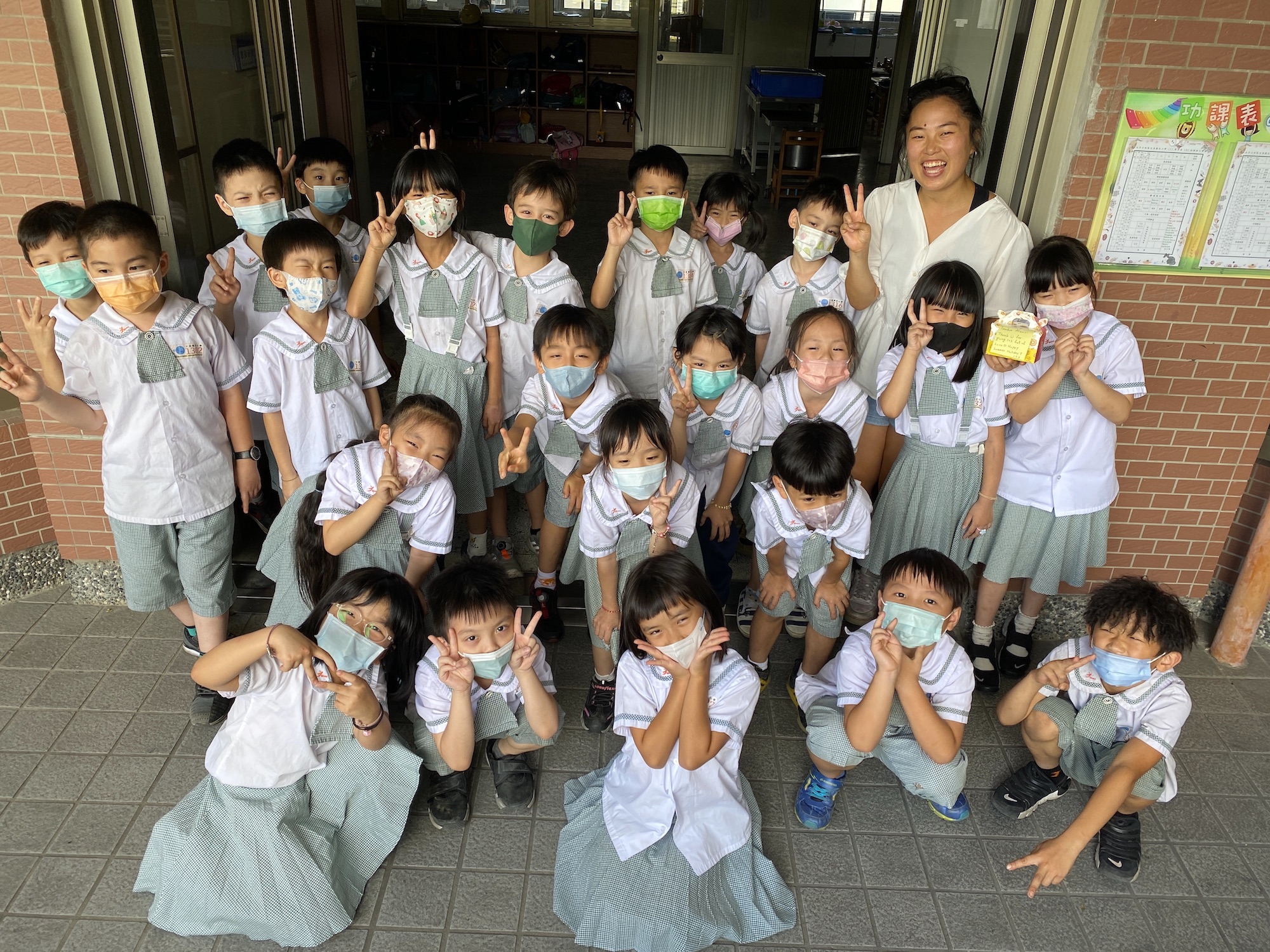 Alexis Karolin, B.A. ’22, with her students at Wenchang Elementary in Taiwan. 
