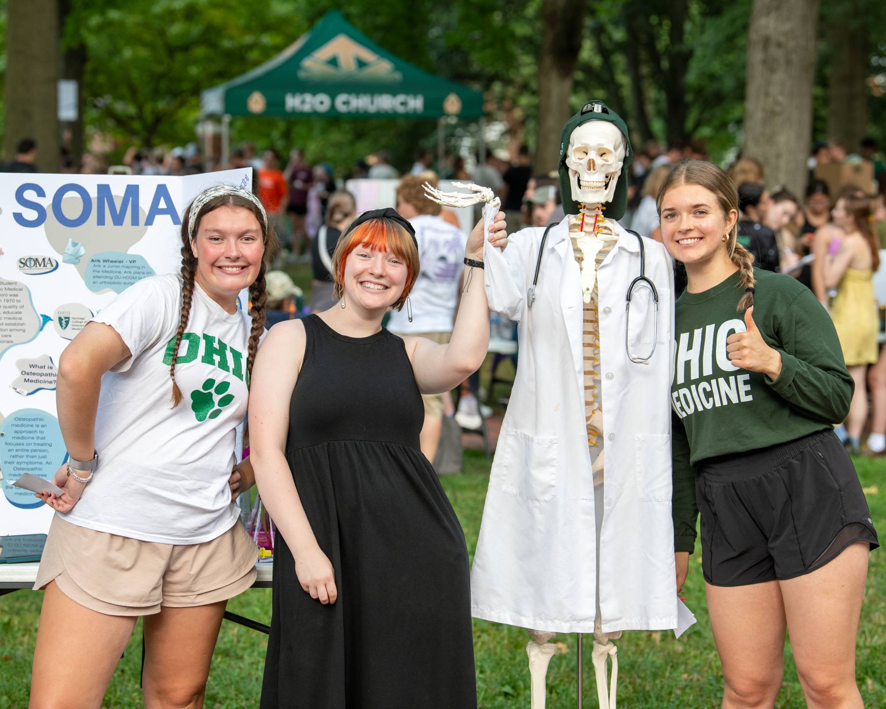 The Student Osteopathic Medical Association (SOMA) recruits members at the Student Organization Involvement Fair.