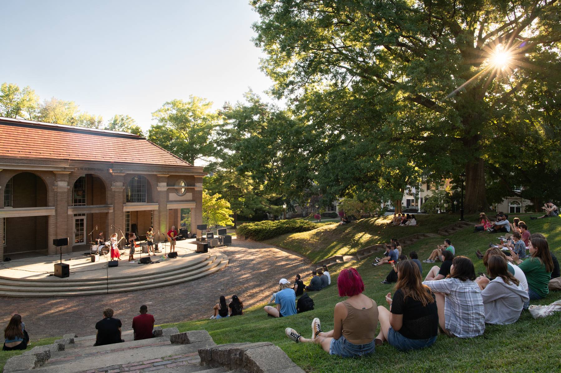Local bands perform in the Scripps Amphitheater for Welcome Week.