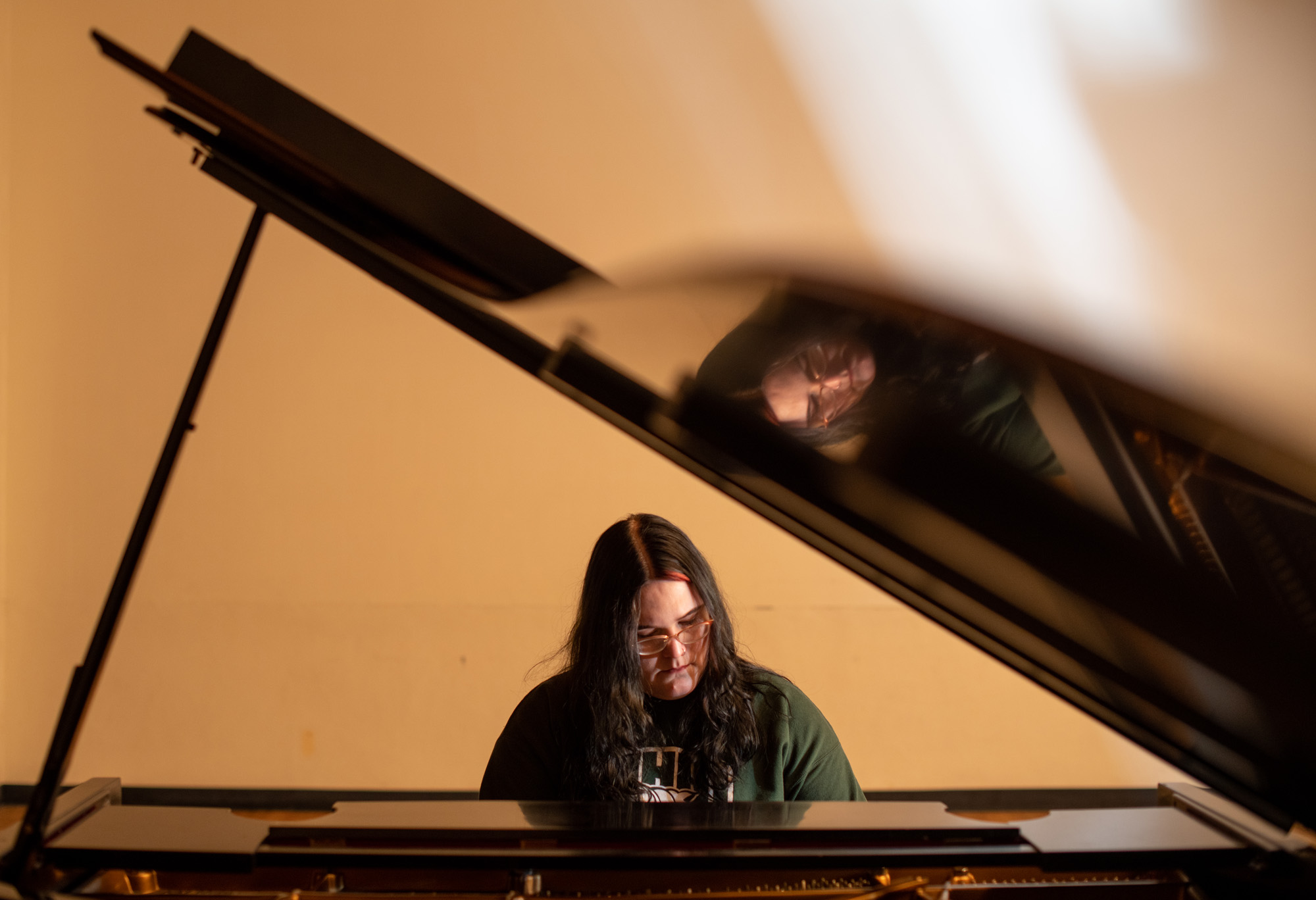 Elizabeth Elrod playing a grand piano