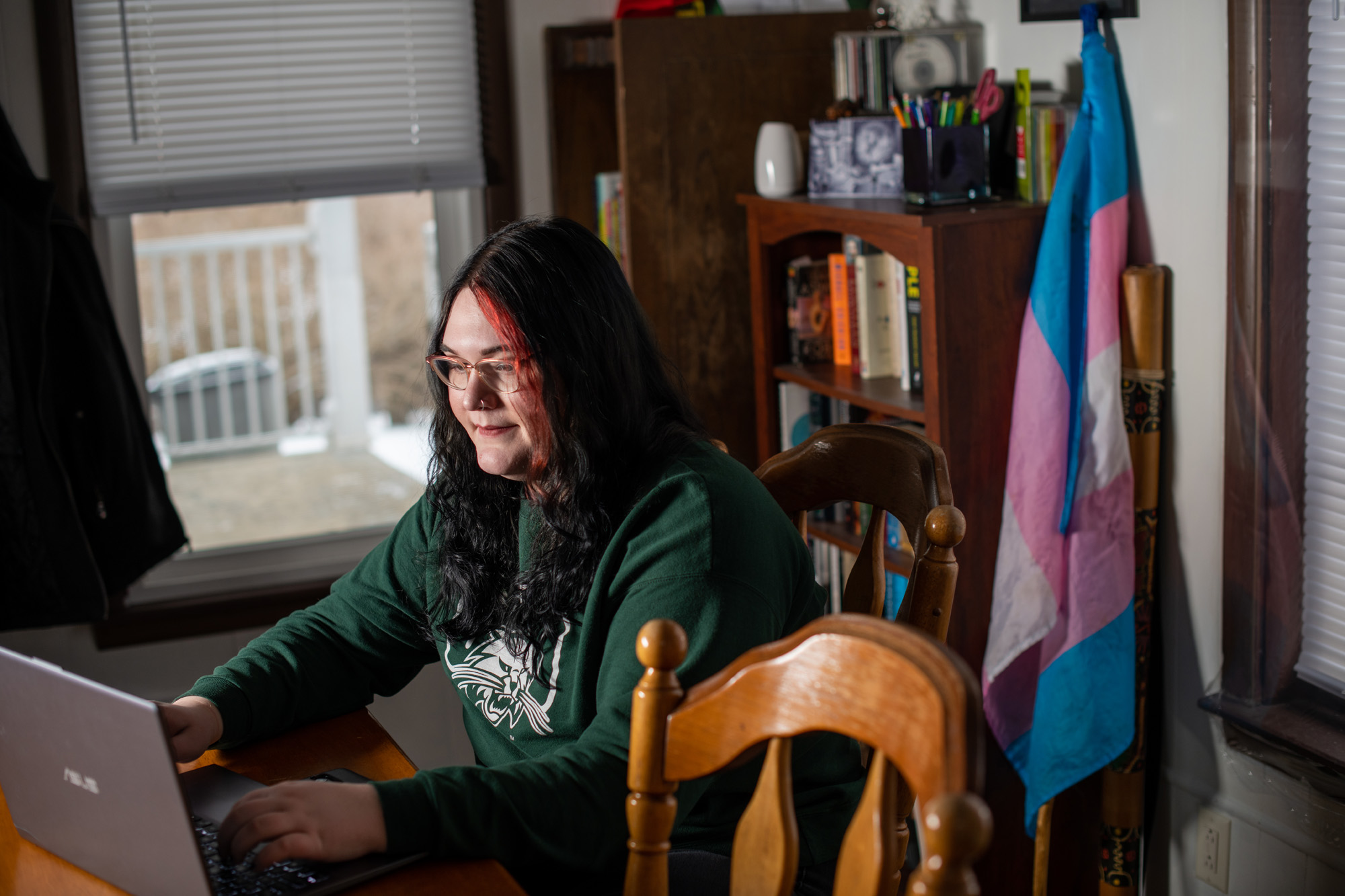 Elizabeth Elrod using a computer in a home office