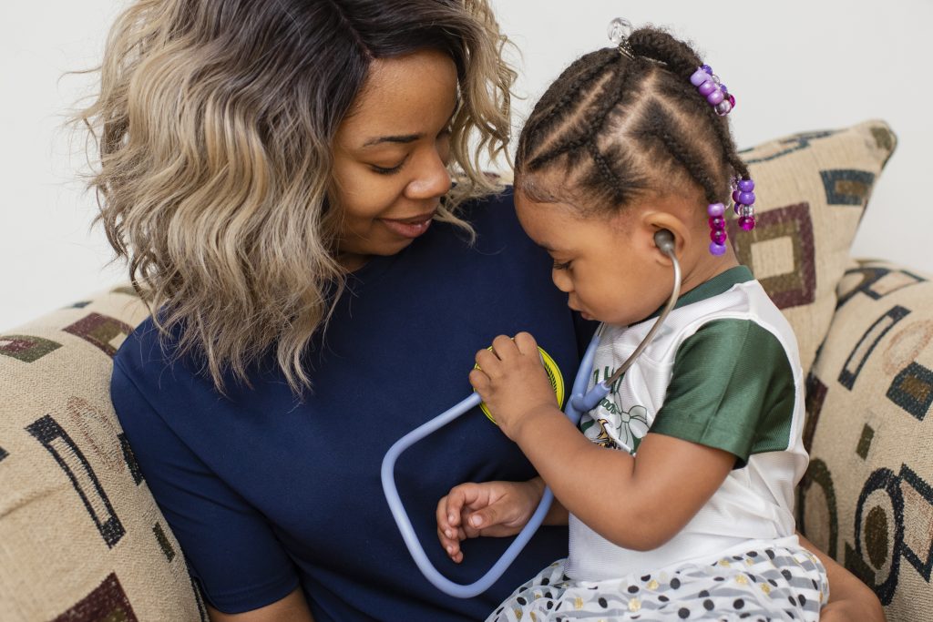 Auri checks up on mom’s heartbeat while Kelley sits still and admires her daughter’s technique