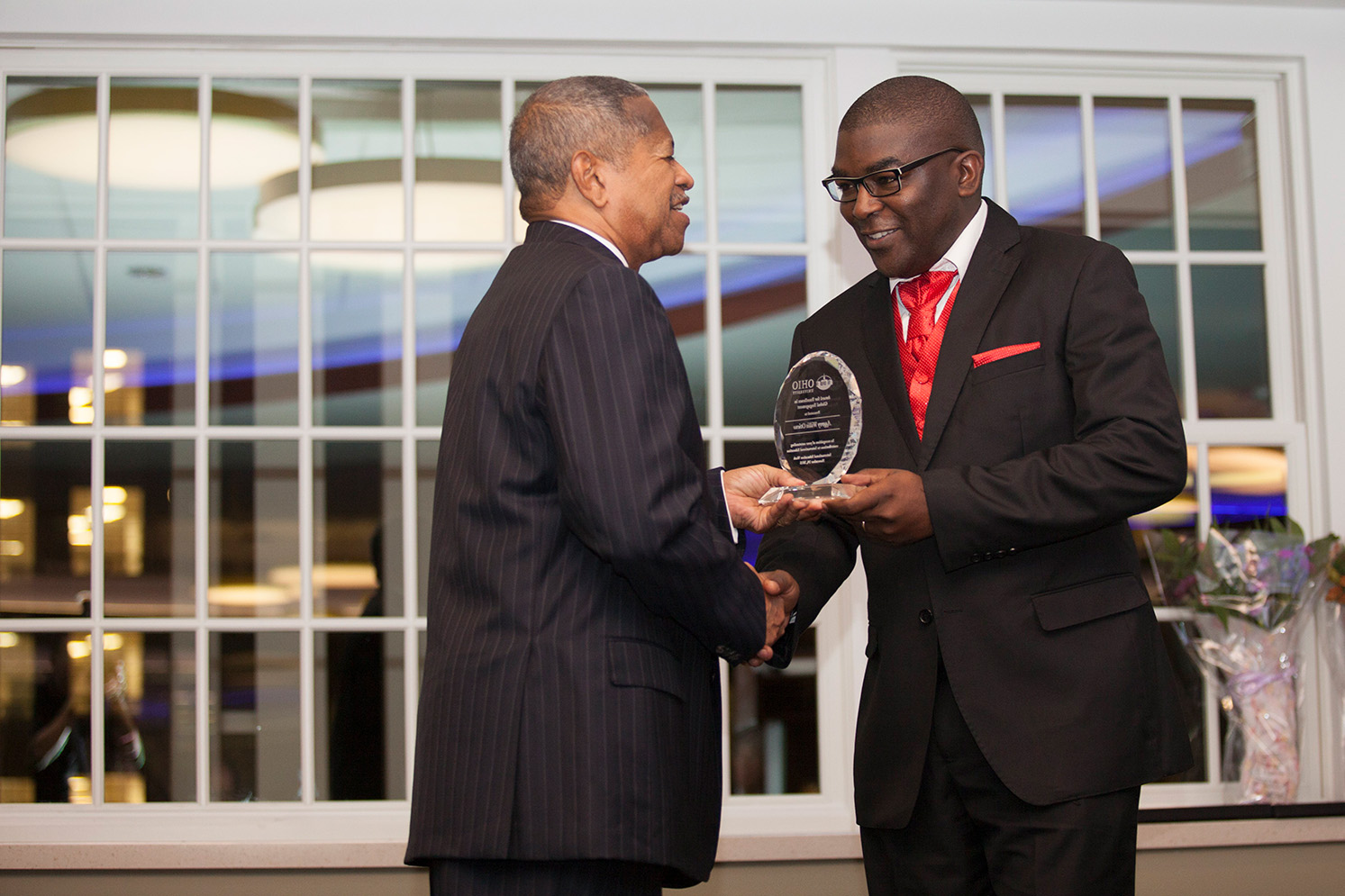 Aggrey Otieno receives the 2015 Alumni Award for Excellence in Global Engagement from OHIO President Roderick J. McDavis at an annual gala