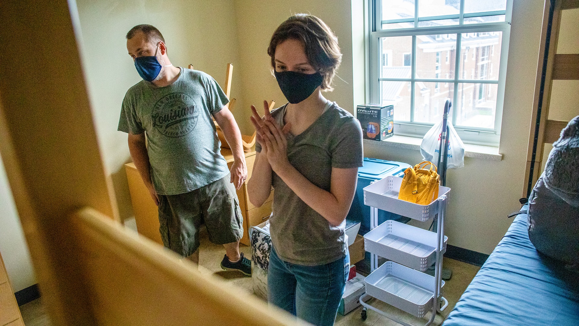 student and their family moving into the residential hall