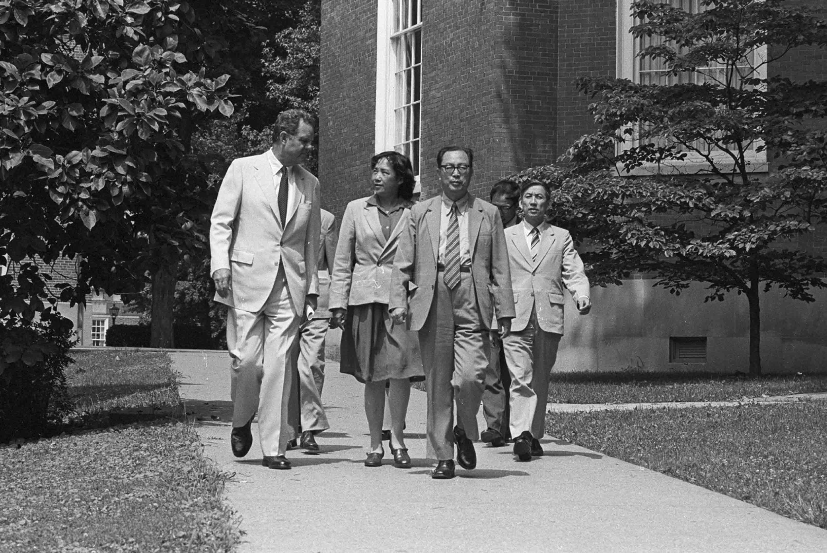 President Ping walks through College Green with a delegation of China.