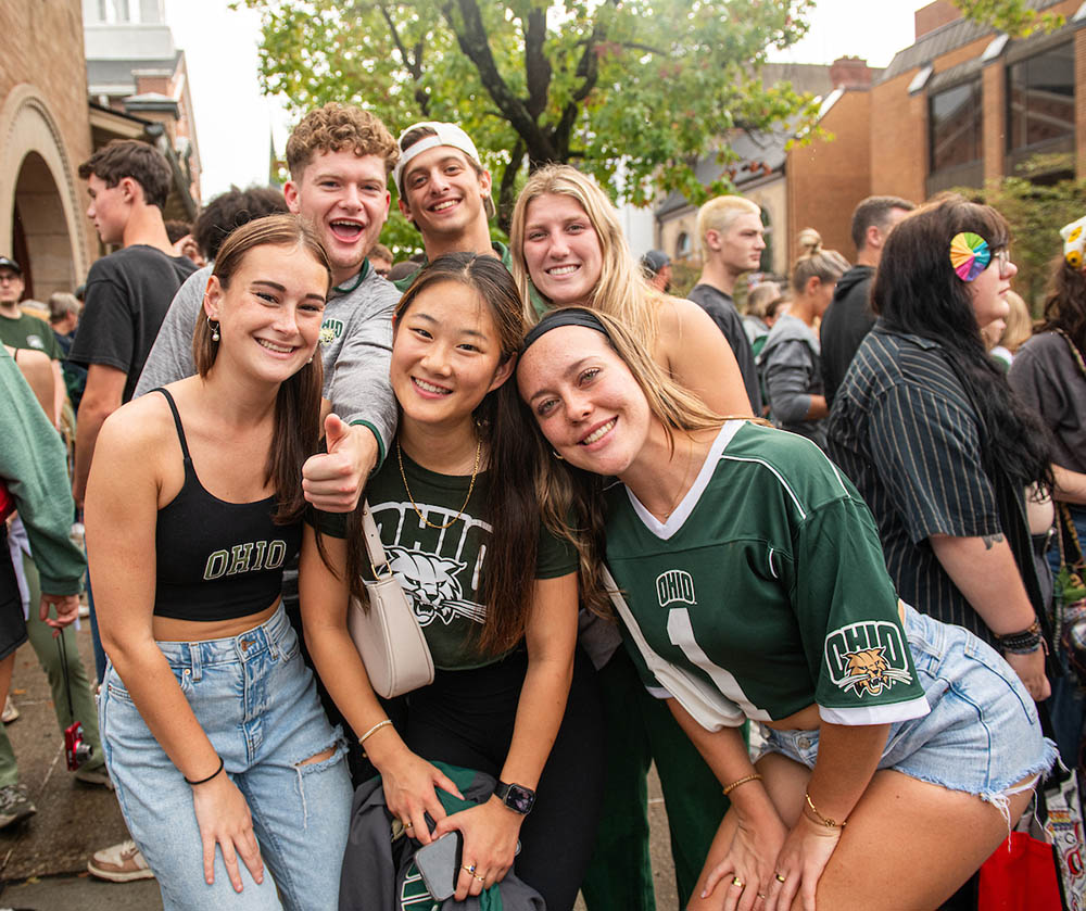 Alumni watch the Homecoming parade 