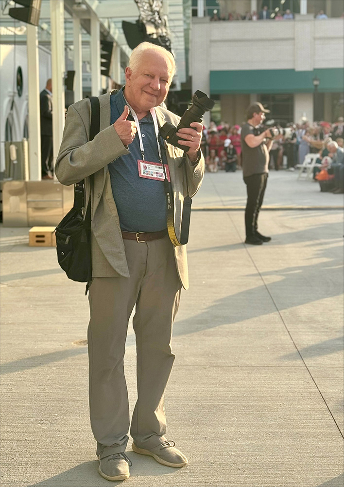 photographer dan dry gives the thumbs up at the kentucky derby