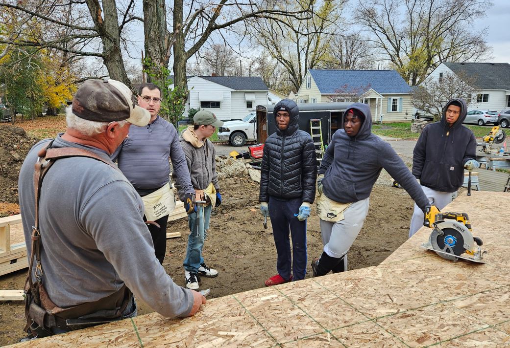 The Ohio Men of Excellence participants discussing something.