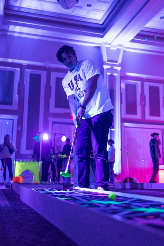 An OHIO student plays miniature golf at the GLOHIO event in Baker University Center