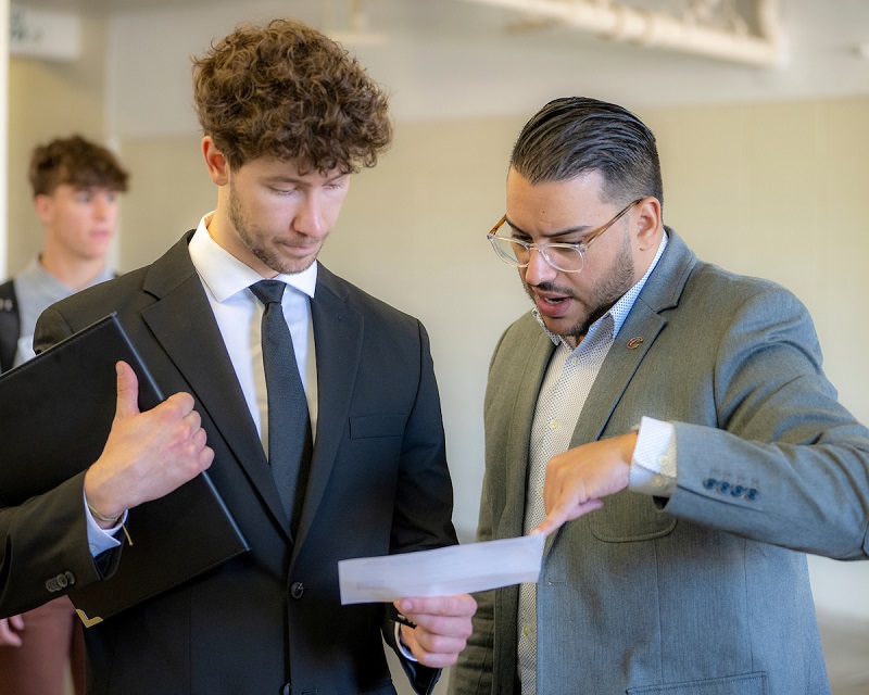 An OHIO business student talks with a professional representative at the Sports Business Forum