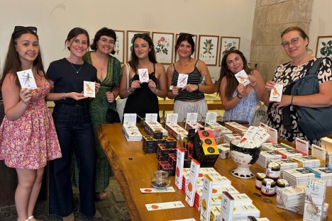 (left-to-right) Caroline Kustra, Chiara Soma (Sabadi Store Manager), Gaia Pintaldi (Exedra Assistant), Kate Barrett, Alana Zurowski, Grace Nolen, Susi Kimball (Exedra Director).