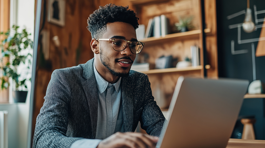 College advisor and student meet online