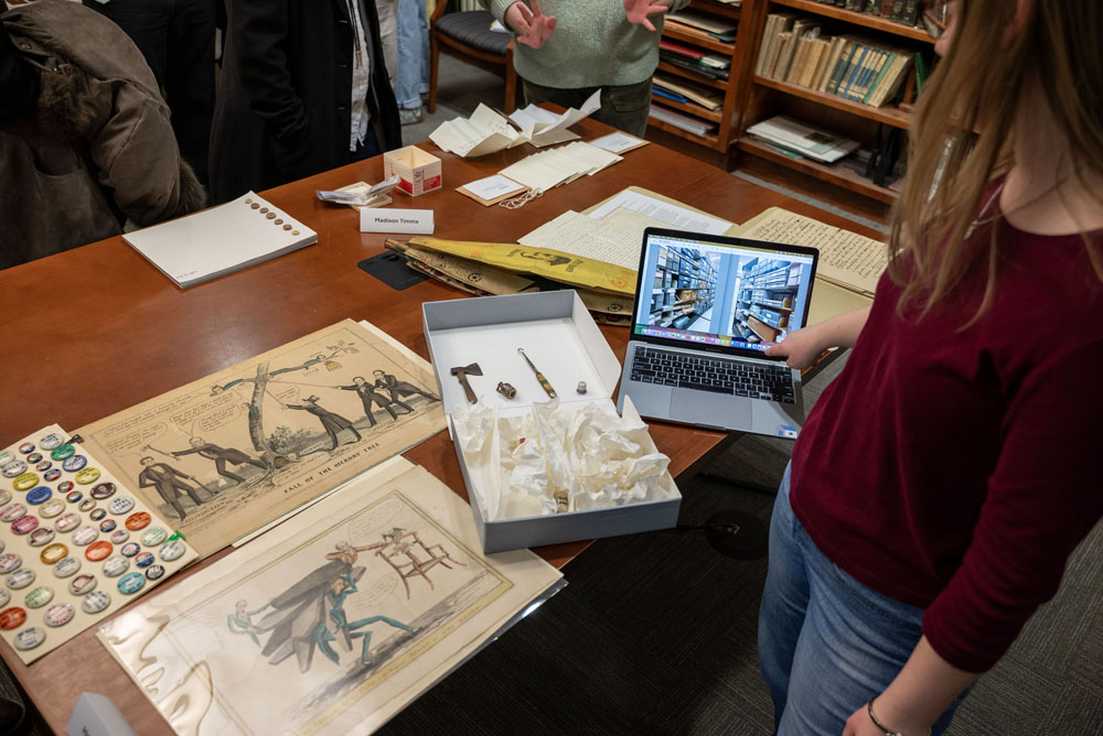 Buttons and more documents on a tabel.