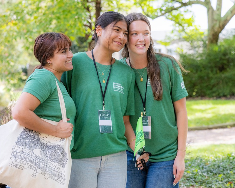 Three OHIO Honors stuedents stand together for a photograph