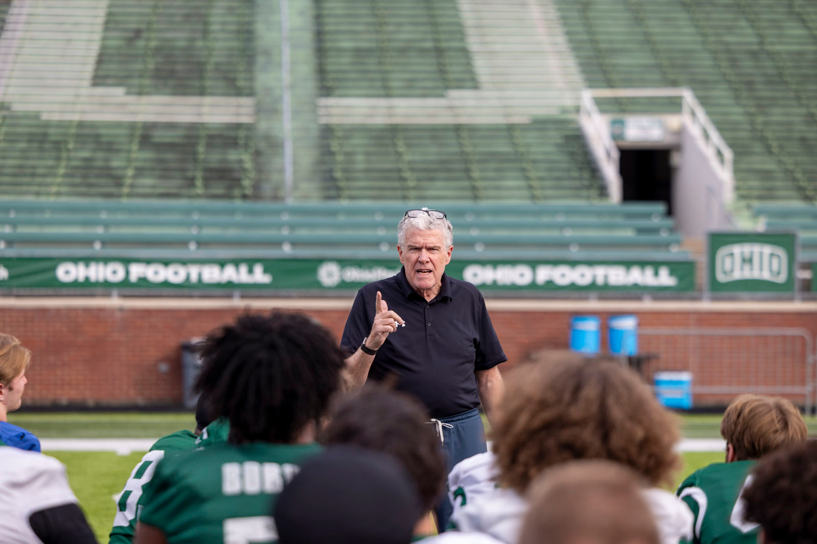 Peter King gives a speech in front of football team. 