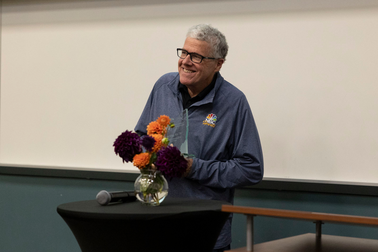 Peter King accepts Communication Hall of Fame award