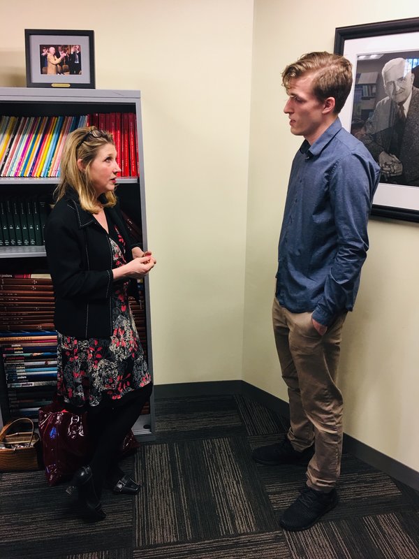 A Kiplinger Fellow meets with an OHIO student. Photo by Robert Stewart