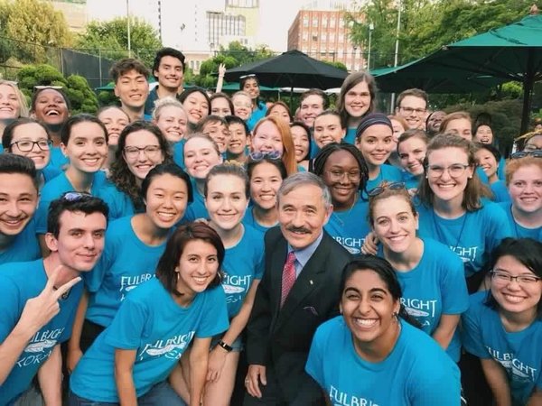 Mailé Nguyễn and other Fulbright recipients meet the U.S. Ambassador to South Korea Harry Harris. 