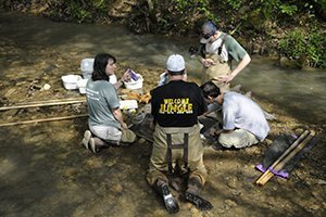 AEP Watershed Research and Reclamation Professor Kelly Johnson works with students in colleague Natalie Kruse’s watershed methods course. 