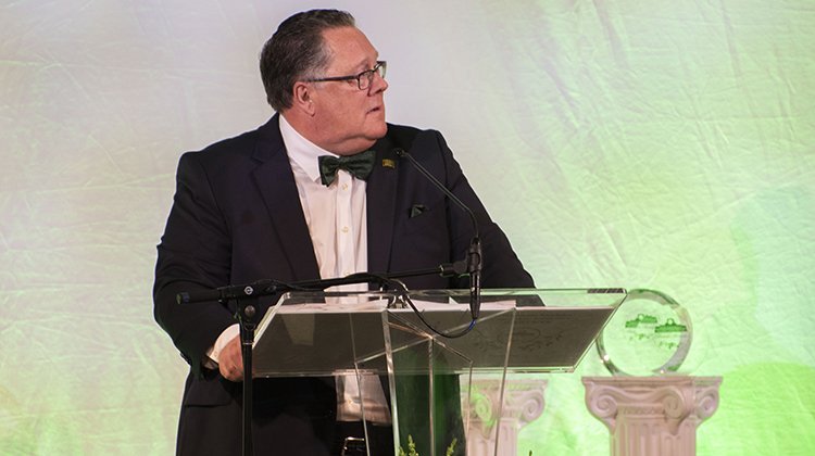 William Axline, BBA ’71, addresses those at the 2019 Alumni Awards Gala after receiving one of this year’s Distinguished Service Awards.