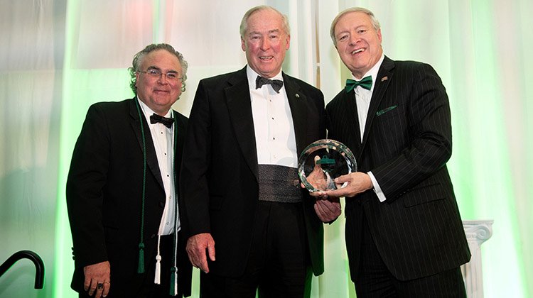 (From left) OHIO Alumni Association Board of Directors member Joe Becherer, BFA ’87, MFA ’89; Glenn Corlett, BBA ’65; and Ohio University President M. Duane Nellis pose for a photo after Corlett was presented the Alumnus of the Year Award at the 2018 Alumni Awards Gala. 