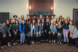 Ann Hebert, BBA ’92, is seen with students in the College of Business’ Association of Women in Finance following a roundtable discussion in Ohio University’s 1804 Lounge. Photo by Eli Burris, BSJ ’16