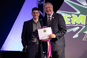 Zach Reizes, BA ’19, poses for a photo with Ohio University President M. Duane Nellis after receiving the Outstanding Senior Leader Award at the 2019 Leadership Awards Gala. Photo courtesy of Ohio University Division of Student Affairs