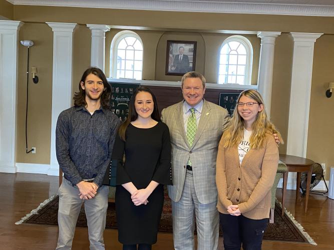 Students Eli Wanner, Katy Perani and Kate Fedderson pose with Chancellor Mike Duffey