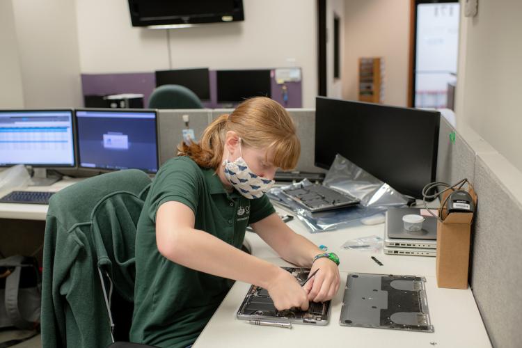 Student working at OIT Service Desk 