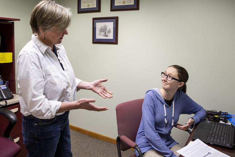 A BB2C adult working with a student