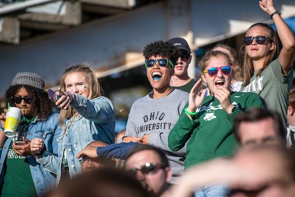 Homecoming students cheer