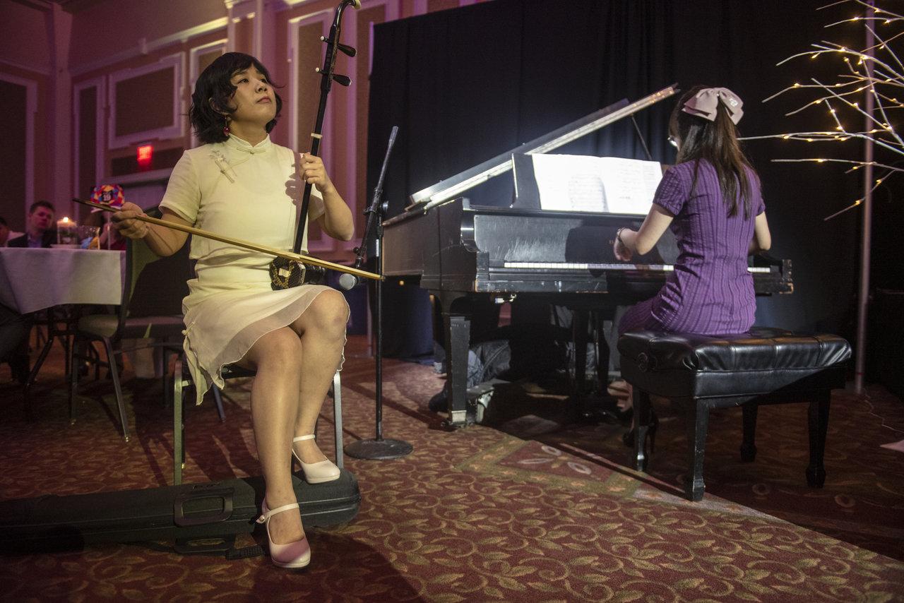 Zhou Chao, left, plays the erhu while Chen Haotong, right, plays the piano during the International Education Week International Dinner. Photo by Hannah Ruhoff