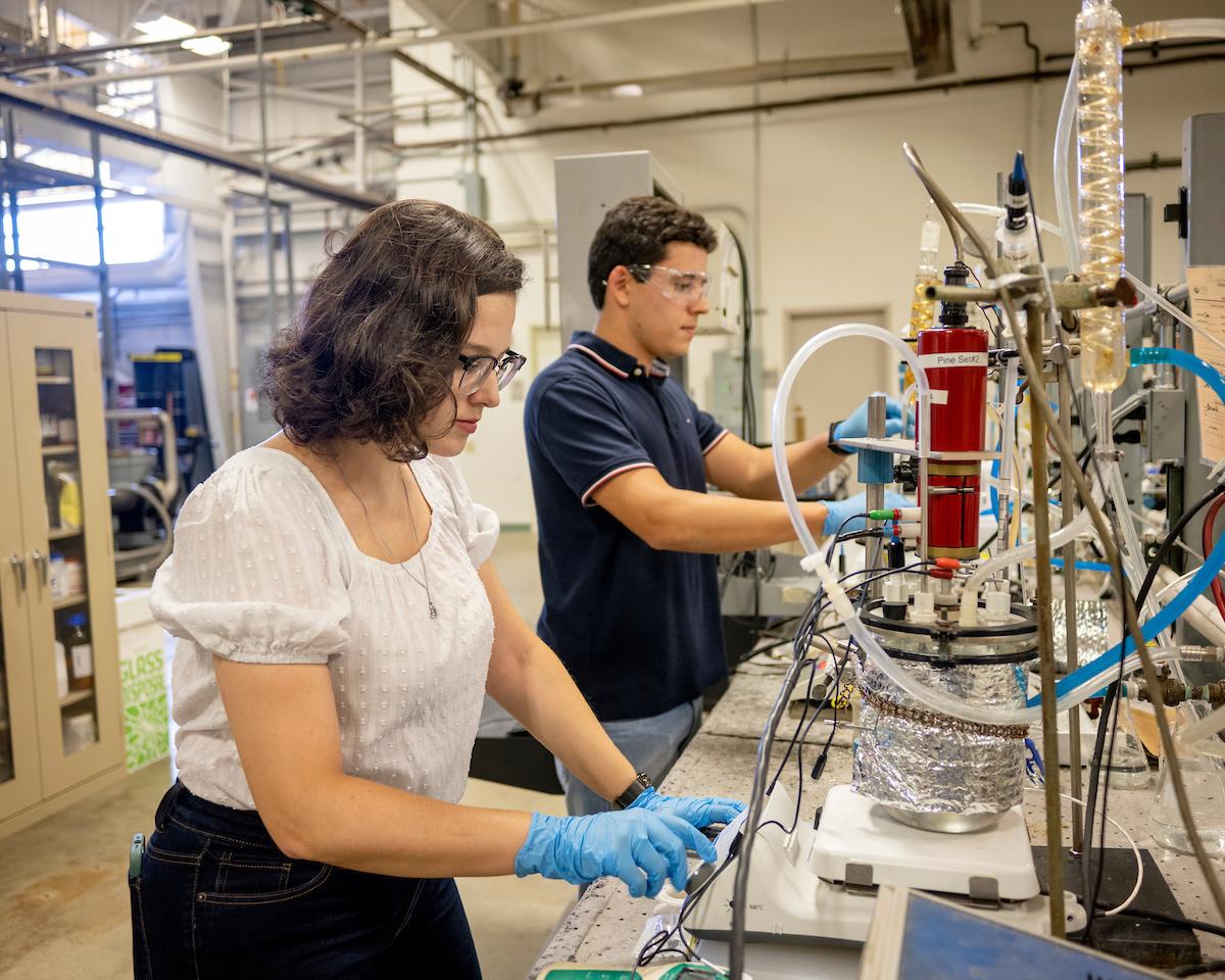 Bernardo Santos and Maria Serenario in the Lab