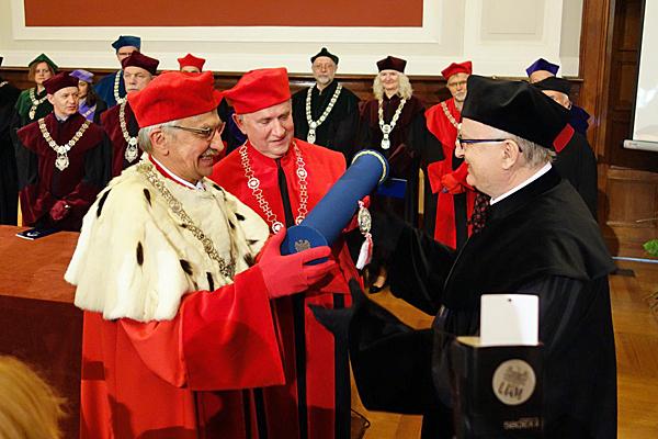 Dr. Tadeusz Malinski receives a Doctor Honoris Causa award from the A. Mickiewicz University of Poznan in Poland.