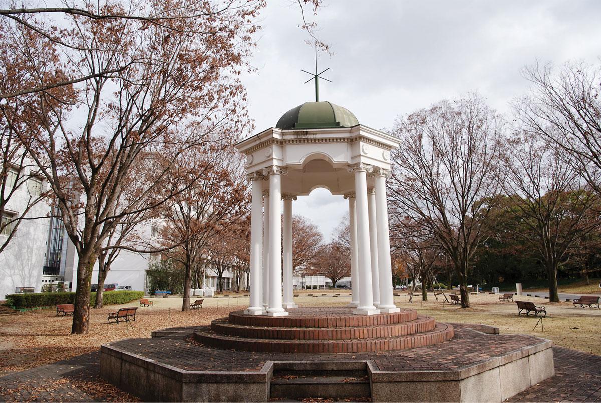 In commemoration of 20th anniversary of the OHIO-Chubu partnership, OHIO gifts a Cutler Hall cupola replica to the Japanese campus.