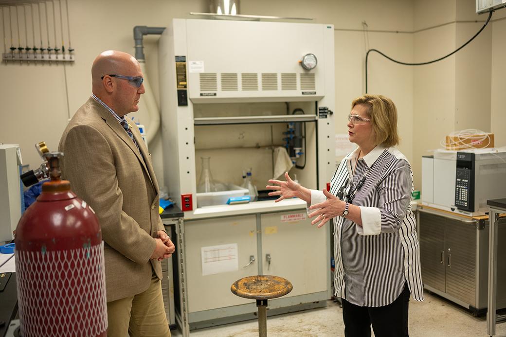 Trembly discusses ISEE research with Ohio University President Lori Stewart Gonzalez.