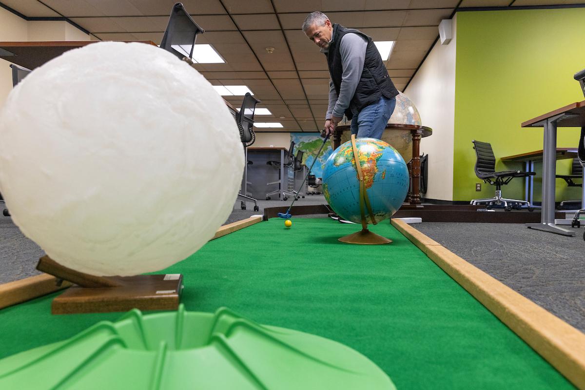 An OHIO dad plays miniature golf in Alden Library