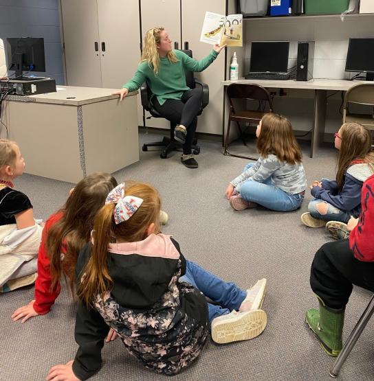 Abbie Meadows reads with Zane Trace Elementary students