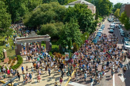  First-year students pass though the Alumni Gateway on their way to the Student Organization Involvement Fair on College Green. 