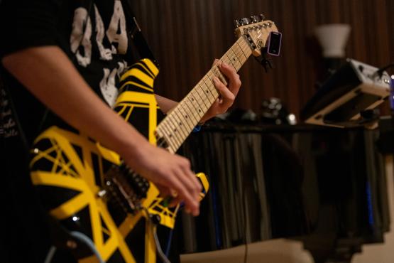  Students record music in 51社区&amp;amp;#039;s recording studio. 