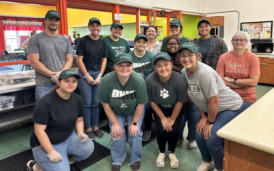  OHIO Zanesville students pose for a photo while working at the Christ&amp;amp;#039;s Table organization 