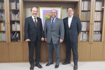 From Left: Chubu President Osamu Ishihara, Professor Bejamin Bates, and Professor Tomohiro Yanagi, Chubu Professor of English and 2018 Glidden Visiting Professor.