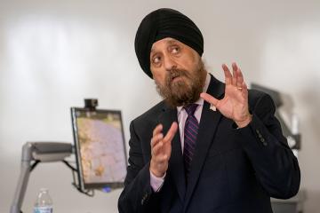 Surinder Bedi speaks to a group of Russ College students and faculty in April 2022