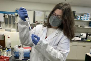 Riley Zielinski in the lab