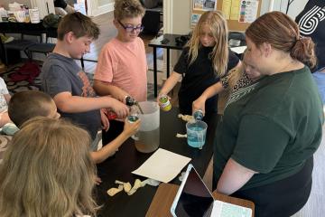 Alli Boggioni works with kids